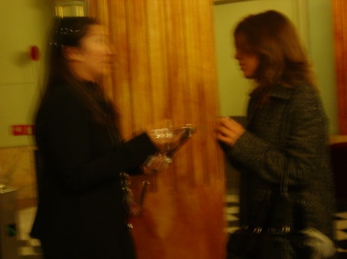 Laura Prats e Inés Troyiño en pleno debate, borrosas, en El Liceo Laura Prats e Inés Troyiño en pleno debate, borrosas, en El Liceo