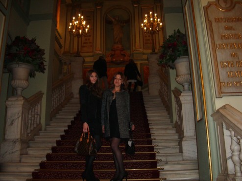 Inés Troytiño -NU ·NAME- con Valentina Delnevo en la escalinata Inés Troytiño -NU ·NAME- con Valentina Delnevo en la escalinata