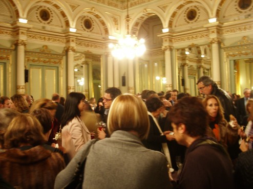 En la Sala de los Espejos, el ambiente en uno de los entreactos de Falstaff En la Sala de los Espejos, el ambiente en uno de los entreactos de Falstaff