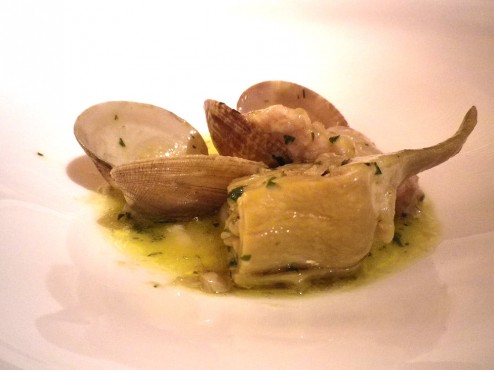 Alcachofas frescas en salsa verde con kokotxas de bacalao y almejas